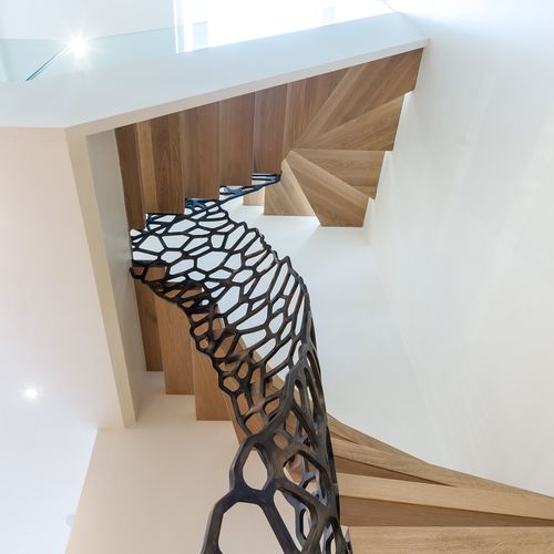 High-End-Treppe - CELLS CLABON MEWS, LONDON - EeStairs - halbgewendelt / mit Stufen aus Eiche / mit Metallstruktur
