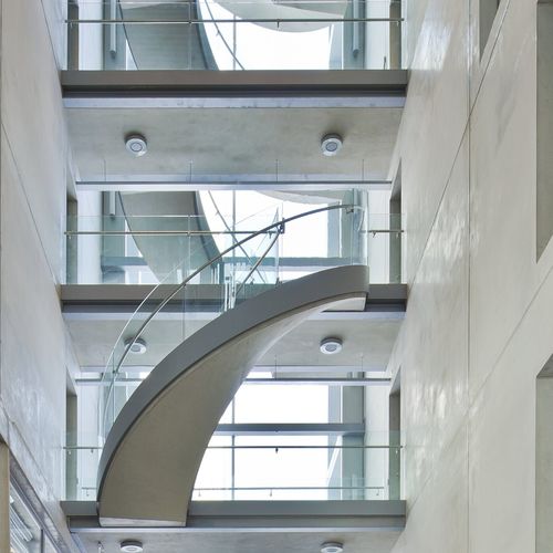 Glasgeländer - PORT CITY, ROTTERDAM  - EeStairs - Platten / für den Innenraum / für Treppen