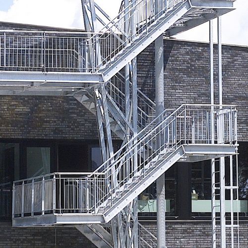 High-End-Treppe - HVC, BARNEVELD - EeStairs - halbgewendelt / Metallstufen / mit Stahlstruktur
