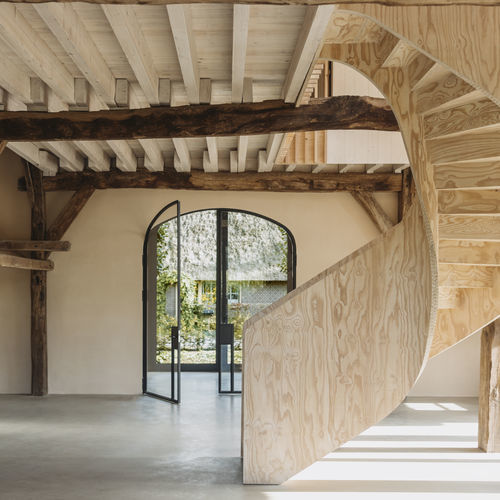High-End-Treppe - EeStairs - schrägverzahnt / mit Stufen aus Sperrholz / mit Sperrholzstruktur