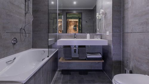 Modernes Badezimmer - MODULAR BATHROOM DESIGN - eurocomponents spa - Stahlbeton / für Hotels / für Einkaufszentrum