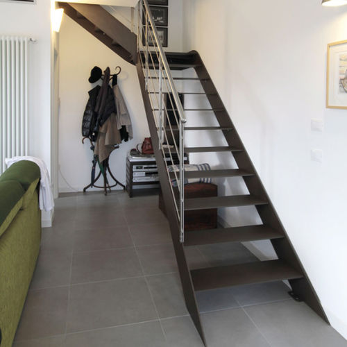 Halbgewendelte Treppe - IBISCO D – FASCIA - New Living srl - Holzstufen / mit Stahlstruktur / modern