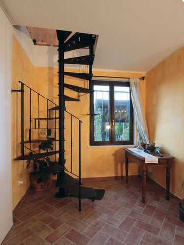 Treppe / abgewinkelte Spindeltreppe - CICLAMINO QUADRA - New Living srl - Metallstufen / mit Metallstruktur / modern