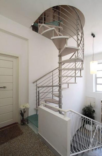 Wendeltreppe - NINFEA - New Living srl - Holzstufen / mit Edelstahlstruktur / modern