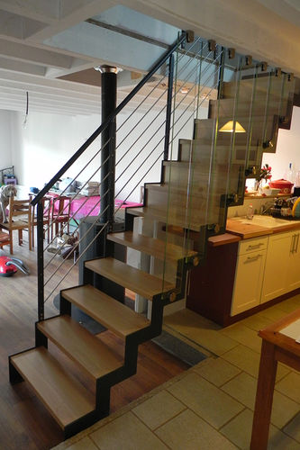 Halbgewendelte Treppe - IBISCO C - New Living srl - Holzstufen / mit Stahlstruktur / modern
