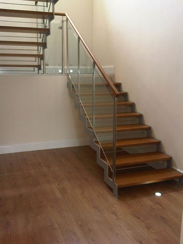 Halbgewendelte Treppe - IBISCO D/N - New Living srl - Holzstufen / mit Stahlstruktur / modern