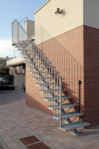 Gerade Treppe - PRIMULA - New Living srl - Metallstufen / mit Metallstruktur / für Geschäftsgebäude