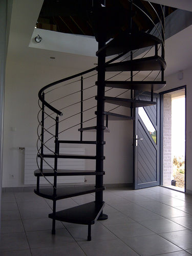 Wendeltreppe - CAMPANULA - New Living srl - Holzstufen / mit Metallstruktur / modern