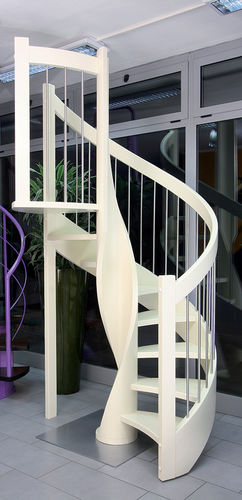 Spindeltreppe - LILLA - New Living srl - Holzstufen / mit Holzstruktur / modern
