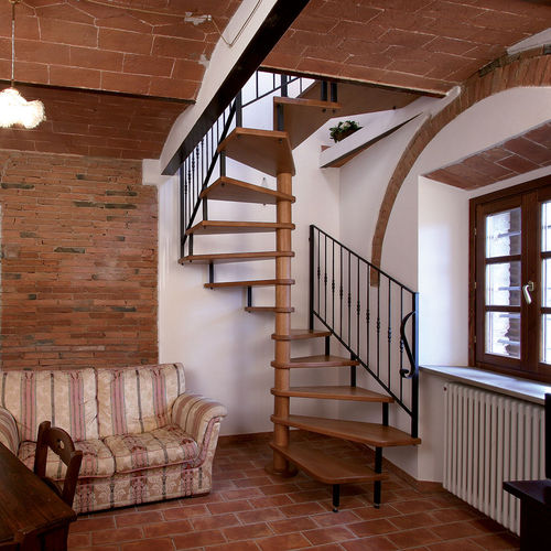 Treppe / abgewinkelte Spindeltreppe - GINESTRA - New Living srl - Holzstufen / mit Metallstruktur / modern