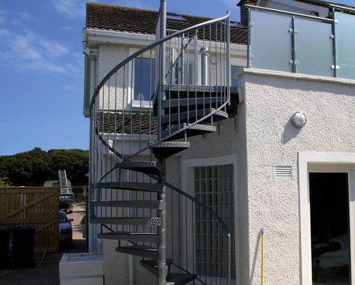 Wendeltreppe - GLICINE ZINCATA - New Living srl - Metallstufen / mit Metallstruktur / für Außenbereich