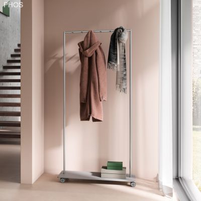 Moderner Kleiderständer - GW1 - PHOS Design GmbH - gebürsteter Edelstahl / mit Rollen / für professionellen Einsatz