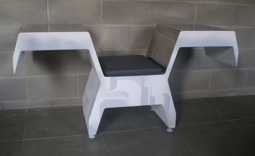 Stuhl / originelles Design - INVADER_GRAF  - ICI ET LA - für den Innenraum / Leder / lackierter Stahl