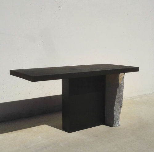 Moderner Couchtisch - STEINE 02 - ICI ET LA - Eiche / Gestell aus lackiertem Holz / Gestell aus Kalkstein