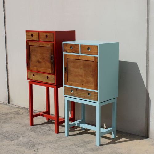 Kommode mit hohen Beinen - ARTHUR & ZOÉ  - ICI ET LA - originelles Design / mattlackiertes Holz / poliertes Holz
