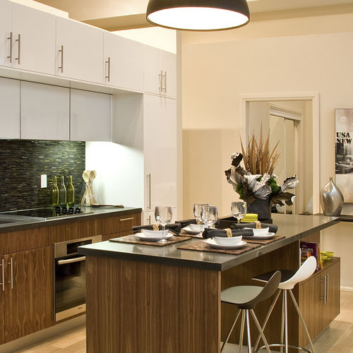 Moderne Küche - MODENA - AYA kitchens - Holz / Kochinsel / L-förmig