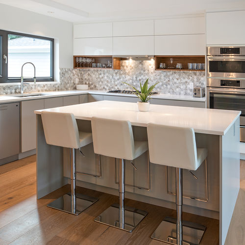 Moderne Küche - CHELSEA - AYA kitchens - Holz / PET / Kochinsel