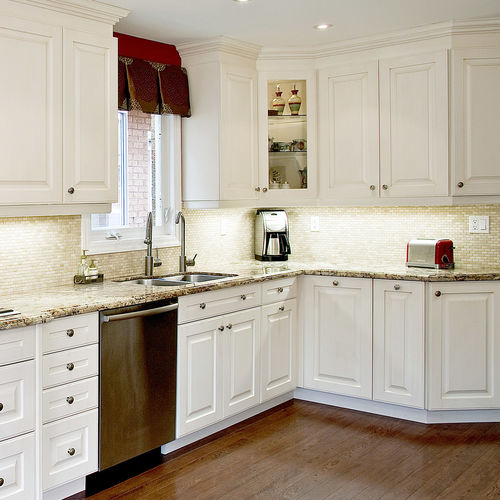 Klassische Küche - WINDSOR  - AYA kitchens - gestrichenes Holz / Kochinsel / L-förmig