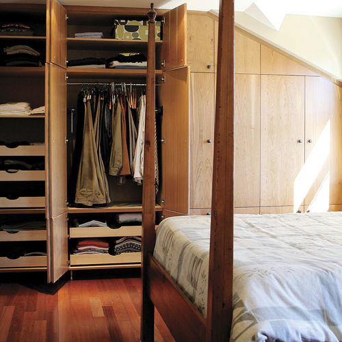 Wandmontierter Kleiderschrank - MANHATTAN - AYA kitchens - modern / Kirschbaum / mit Schwingtür