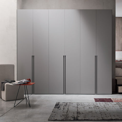 Moderner Kleiderschrank - STEP MID - Maronese - lackiertes Holz / Eiche / mit Schwingtür