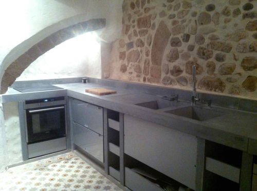 Moderne Küche - EPAISSEUR 10 - BALIAN BETON Atelier - UHPC Ductal© Beton / Stahl / mit Griffen