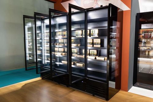 Wandmontierte Kühlvitrine - OSLO - Frigomeccanica - für Einzelhandel / schwarz / mit Flügeltür