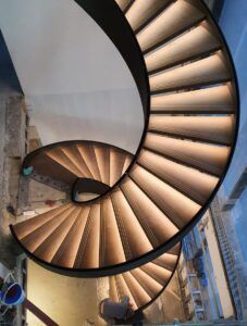 Spindeltreppe - HELIKA Lux Inox - CAST DESIGN - Holzstufen / mit Edelstahlstruktur / für professionellen Einsatz