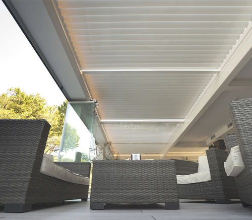 Angebaute Pergola - KEDRY PLUS T  - KE Outdoor Design - selbsttragend / Aluminium / mit orientierbaren Lamellen