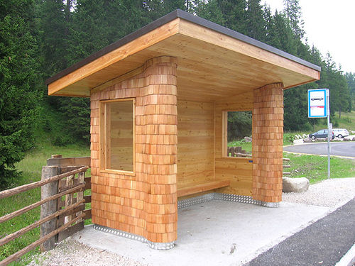 Holz-Buswartehalle - Gasser Schindeln