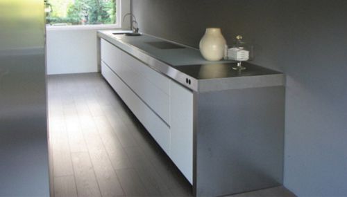 Moderne Küche - BRIDGE - ABK InnoVent - Edelstahl / Kochinsel / ohne Griff