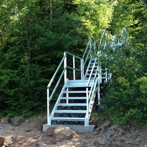 Gerade Treppe - HILLSIDE & BEACH - Upside Innovations - Metallstufen / mit Metallstruktur / für Außenbereich