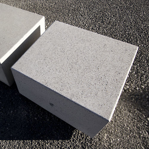 Moderne Bank für den öffentlichen Raum - KUBB M - BELLITALIA - Kunststein / ohne Rückenlehne / ohne Armlehnen