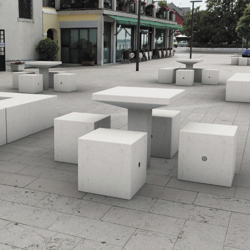 Moderner Tisch - REA - BELLITALIA - Kunststein / Gestell aus rekonstruiertem Stein / quadratisch