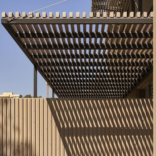 Angebaute Pergola - Grupo GUBIA - Holz / Stahl / Holzdach