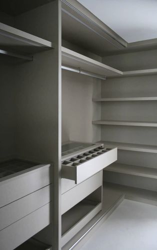Moderner begehbarer Kleiderschrank - Grupo GUBIA - melaminbeschichtet / mit Schubladen / maßgefertigt