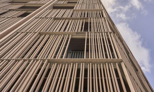 Spalier für Fassade - SLIDING SYSTEM - Grupo GUBIA - aus Edelstahl 316 / Massivholz / mit Holzverkleidung