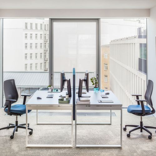 Moderner Schreibtisch - OGI Q - MDD - Holz / Aluminium / für Gewerbegebrauch