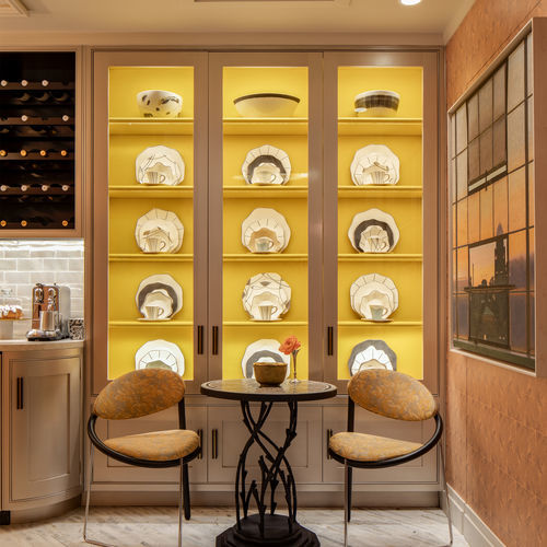 Moderner Geschirrschrank - WESLEY MOON'S NEW YORK BROWNSTONE - Clive Christian - lackiertes Holz / Leder