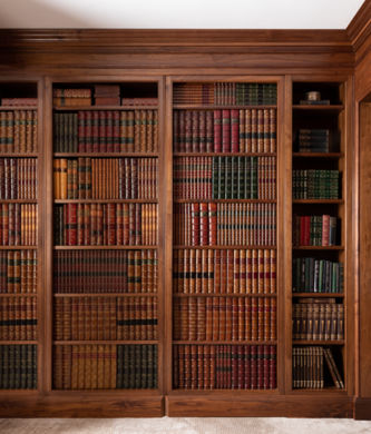 Trennwand-Bücherregal - METRO DECO - Clive Christian - Decke/Boden / klassisch / Holz