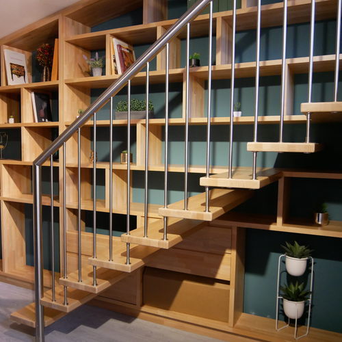 Wandmontiertes Bücherregal - Créateur d'escaliers Treppenmeister - modern / Holz / maßgefertigt