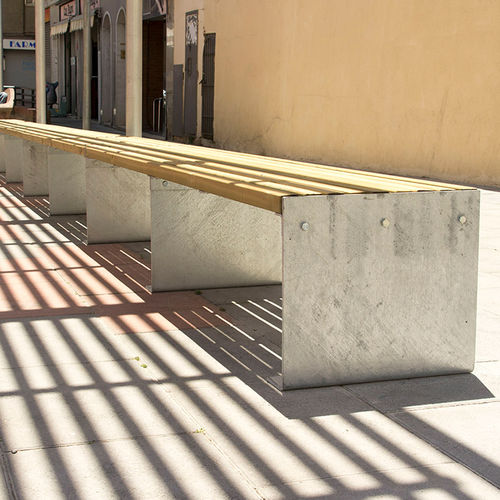 Bank für den öffentlichen Raum / Design - PLEC LINE - URBADIS Microarquitectura - Holz / modular / maßgefertigt