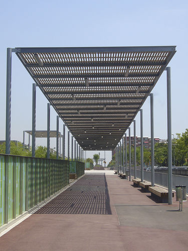 Pergola mit Oberflächenmontage - PERGOLA HABANA 4 - URBADIS Microarquitectura - galvanisiertem Stahl / Holzdach / modulierbar