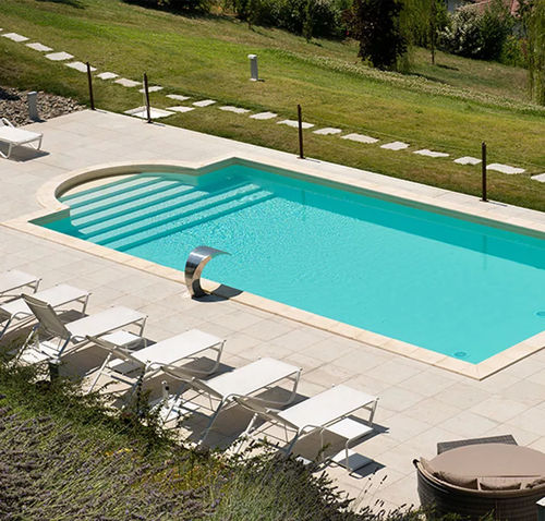 Maßgefertigtes Schwimmbecken - Relax - Piscine Acquaform - integrierter Rand / unsichtbarer Rand / für Außenbereich