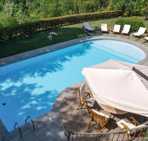 Maßgefertigtes Schwimmbecken - Taormina - Piscine Acquaform - integrierter Rand / für Außenbereich / erdverlegt