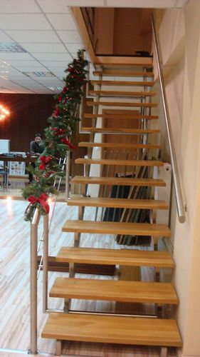 Gerade Treppe - pure inox - Holzstufen / mit Edelstahlstruktur / für Geschäftsgebäude