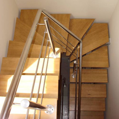 Halbgewendelte Treppe - pure inox - Holzstufen / mit Edelstahlstruktur / modern