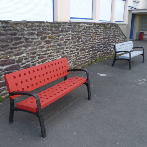 Moderne Bank für den öffentlichen Raum - PLASCOLOR - NORCOR MOB.URBAIN - HDPE / mit Rückenlehne / mit Armlehnen