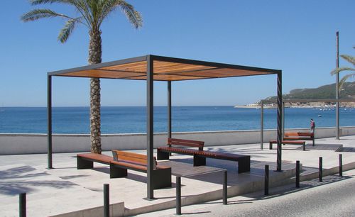 Selbsttragende Pergola - Sombra  - LARUS DESIGN - Holz / Stahl / mit Sonnenschutzlamellen