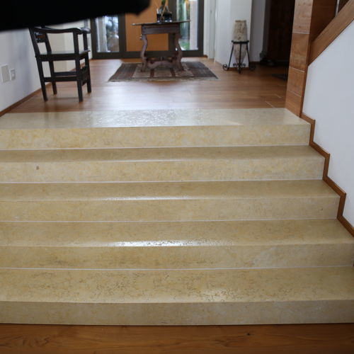 Treppe mit Stufen aus Jerusalemer Stein - Pietra di gerusalemme - gerade / für Privatgebrauch / für den Innenraum