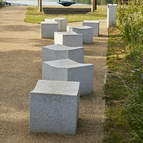 Moderner Hocker - SERPENTINE - Factory Street Furniture - Granit / mit Mittelfuß / für öffentliche Bereiche